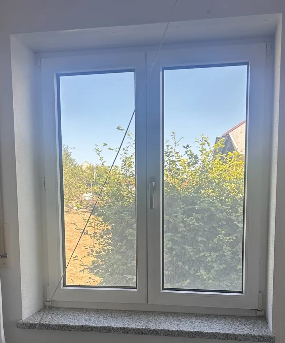 Innenaufnahme eines Fensters mit glattem türkisem Wandöffnungs-Polygon und zwei orangefarbenen Glasflächen-Polygonen